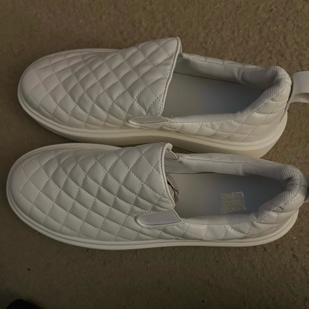 Ladies Casual Shoes Slip-On Thick Sole Loafers White
Size 9.5 to 10
Never worn